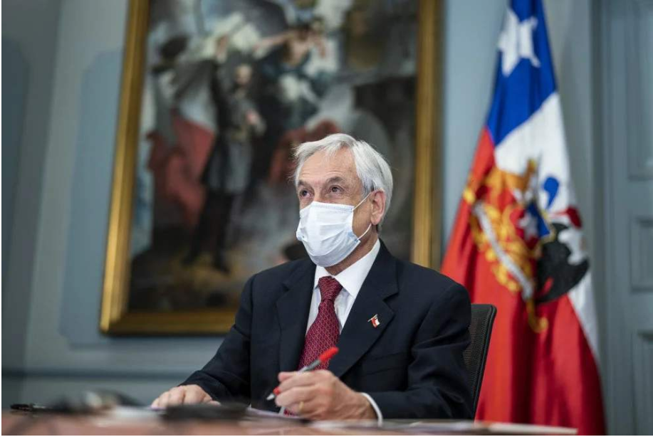 智利总统因未戴口罩合影被罚3500美元