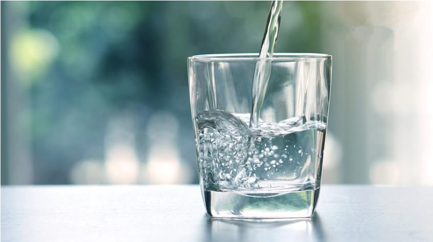喝大量的水会伤害我们的身体吗？我每天应该喝多少水？