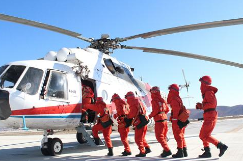 广东梅州有森林火灾发生， 2架直升机参与救援