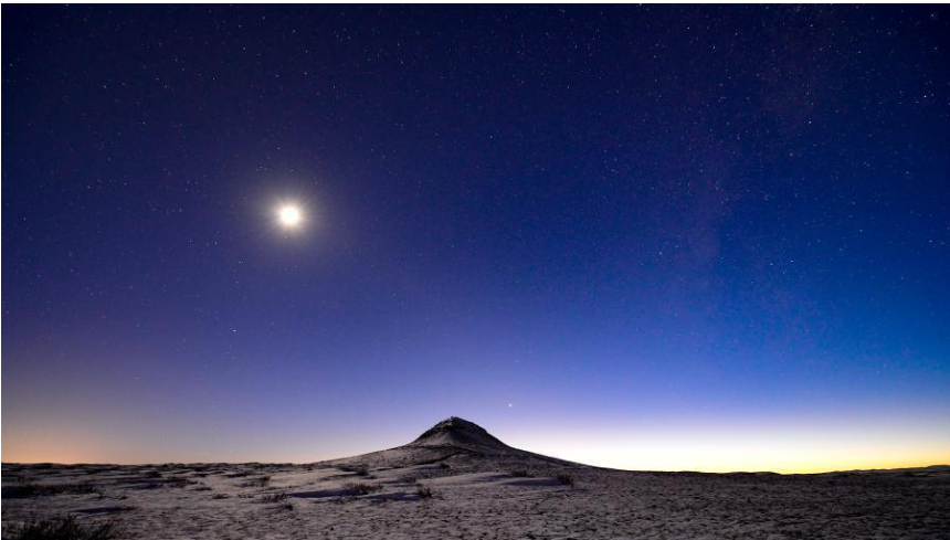 摄影师夜间访问内蒙古乌兰察布火山