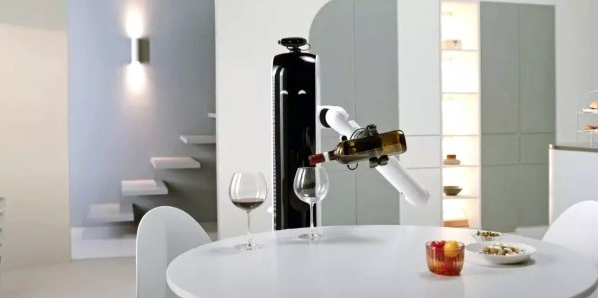 三星显示AI机器人管家机器人手巧：可以摆桌子、倒酒和拿饮料