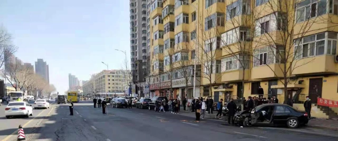 哈尔滨一轿车连撞两辆车，驾驶员当场身亡。