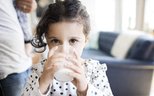 儿童牛奶从几岁开始喝比较好？