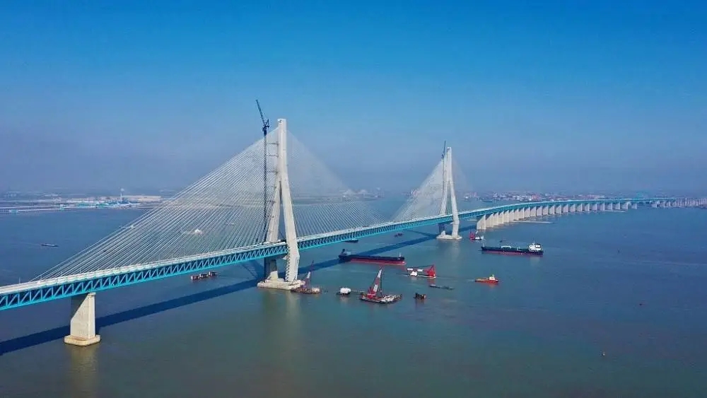 沪苏通长江大桥7月1日开通，为世界最大跨度公铁两用斜拉桥